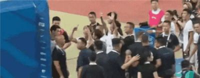 韦世豪郑州通道比圈惹停赛3场罚3万，河南先手工作人员未被追责，蓉城争冠缺人引发