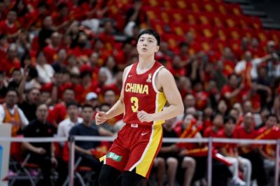 媒体人：男篮今天可能会让胡明轩首发替庞峥麟 身为旗手担子更重