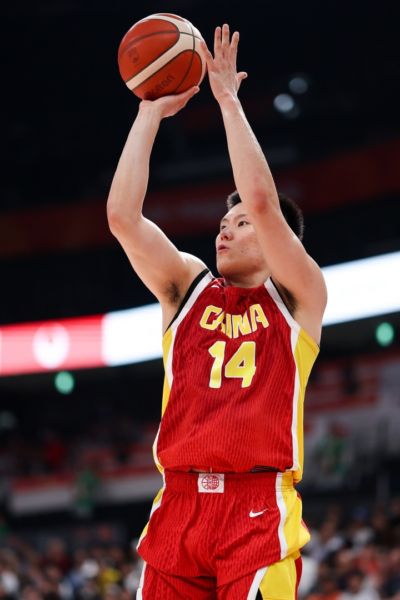 媒体人：中国男篮锋线紧张本场有望缓解 李弘权、赵嘉义可以出战
