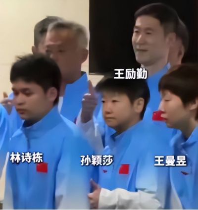 国乒出征亚运会大合照：王曼昱让位，王楚钦靠边站，C位令人意外