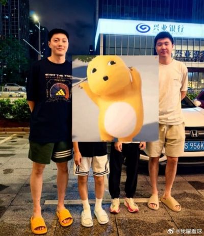 博主：昨夜胡明轩与老队友王薪凯聚餐叙旧 与球迷合影留念