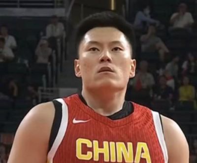 拼劲十足，李弘权全场抢下13篮板，包括4个前场篮板