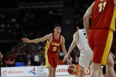 手感不佳!中国男篮半场30-49落后日本19分,李弘权6分全队最高