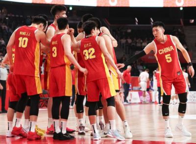 男篮半场落后日本19分！攻防两端略显疲软 郭士强两度被打停露不满
