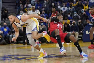 NBA巅峰首发阵容榜单发布：让库里取代魔术师首发究竟错没错？