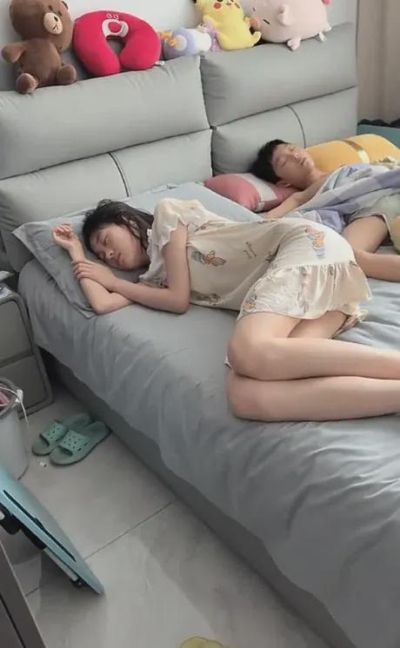 “还不分床，等着看德国骨科？”家长晒姐弟俩午睡一幕，让过来人直言：你会后悔的