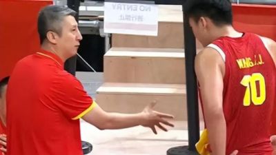 9月18日惨败日本二队20分！郭士强避谈下课，杜锋真能救国篮？