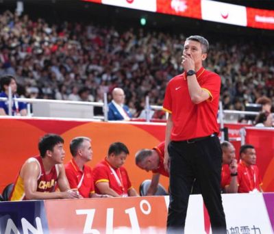 怒其不争!中国男篮输球的同时,日本替补席做出哭鼻子的嘲讽动作