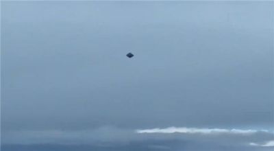 钻石形状UFO高速飞过墨西哥城上空：通体黝黑、没有尾焰