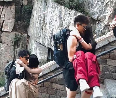 泰山陪爬变陪“睡”？贴身搂抱、明码标价变味儿，这山爬得太辣眼