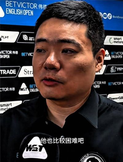 9.19日：的英国布伦特伍德，球房里的灯打得很亮。丁俊晖输掉半决赛那天，比分牌停在2比