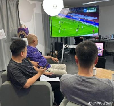 记者晒照：于根伟指导开播前，大家伙儿都在看浙江vs三镇比赛