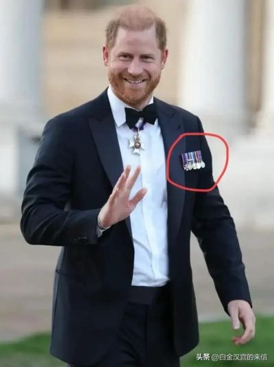哈里返英首露面！挂着两枚勋章就来了，压根没把查尔斯的话当回事