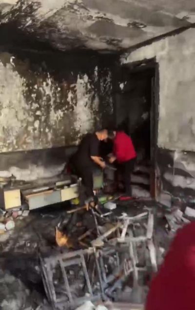 “家被烧了，差点把我烧死了”，男子称小区加装电梯致消防车进不来，耽误救援大约30分钟？街办回应：正调查核实