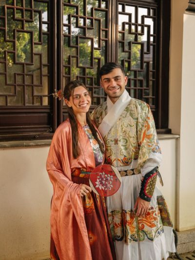 穿越回古代的画风！佩德里INS晒照，与女友一同穿着汉服