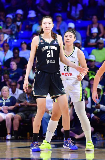 中国女篮启程前往欧洲拉练 韩旭&李月汝预计世界杯前“压哨”报道