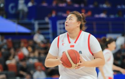 犯规太快！“大宝贝”刘禹彤5分钟4犯受限 但仍10中4得12分5板2助