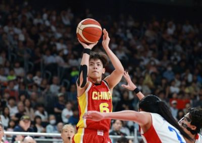 首战大胜65分！中国女篮迎来开门红，杨舒予成唯一核心
