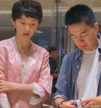 许亚军携老婆现身手机店，穿蓝衬衫状态回春，祁厅长风采依旧！
