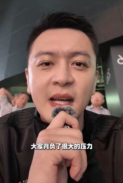杨鸣带父亲现场见证男篮惨败，提前离场直言太煎熬，点破最大困境