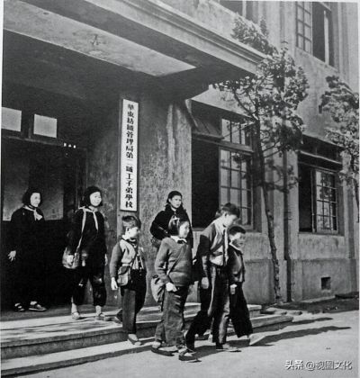 1953年老照片｜看70年前身材健硕的女赛车手，贴心服务的女列车员