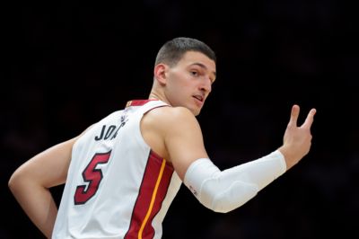 字母寄语约维奇：打得很棒球风适配NBA 下季进攻空间会开阔很多