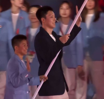 国乒队员没出席，胡明轩担旗手亮相开幕式！中国冲金牌榜12连庄