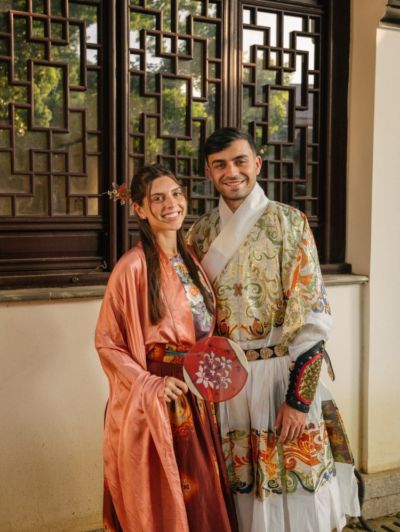 佩德里晒苏州之行照片：体验汉服、踢蹴鞠、参观苏州园林