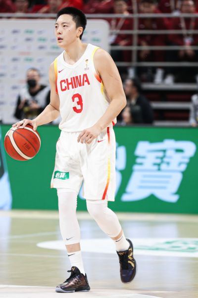 男篮官宣人员调整：高诗岩、冯傲返回俱乐部 增补胡明轩加入集训