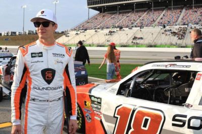 撞人后未受处罚，NASCAR判罚标准引发记者质疑