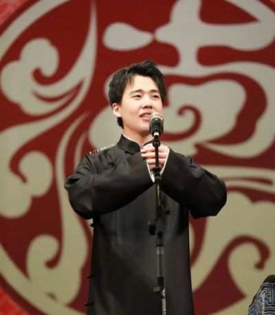 郭德纲被通报第二天，郭麒麟被拍到凌晨和女子一起吃麻辣烫：德云社99%股份在继母名下，他这个少班主，从一开始就不是股东