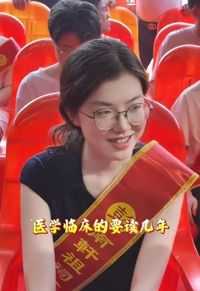 “她是桃花眼，前途不敢估量”，女孩考上中山大学，面相火了