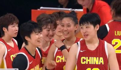 中国男篮失利羞愧难当，中国女篮大获全胜为国争光，球迷热血沸腾