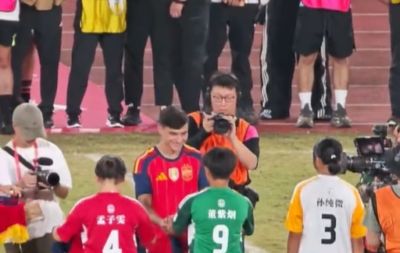 佩德里现身青少年校园足球总决赛，与球员互动踢对抗赛、送球衣