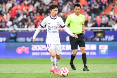 记者：今年夏窗有好几家俱乐部想要李永佳，但津门虎队舍不得放