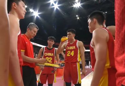 铜牌赛变菜鸟互啄！中国男篮甩不开伊朗，拿第三名都悬，打法落后
