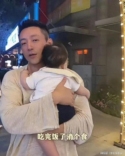 小菲抱五个月胖儿子遛弯累到腰疼却不肯撒手，筱梅跟在后面笑开花