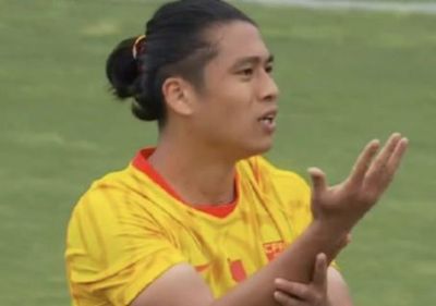 张玉宁半场两获禁区内无人盯防射门机会，两次均未命中门框范围