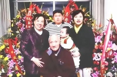 毛岸青81岁生日，毛东东抱着爷爷的头，刘滨在家里忙活大半天