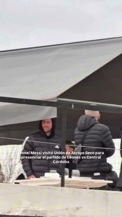全是人！梅西带儿子看阿丙，场外球迷围得水泄不通，梅西微笑挥手