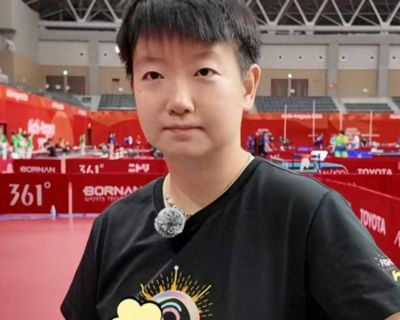 孙颖莎成亚运会拍照打卡点:服务员拉着合影,武术队队员拍了2次