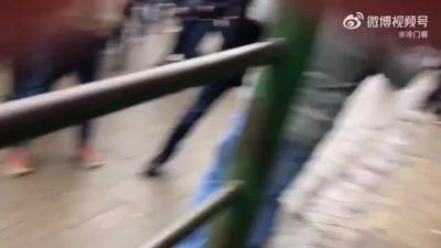 面对挑衅的西汉姆联球迷,米尔沃尔球迷二话不说直接动手。