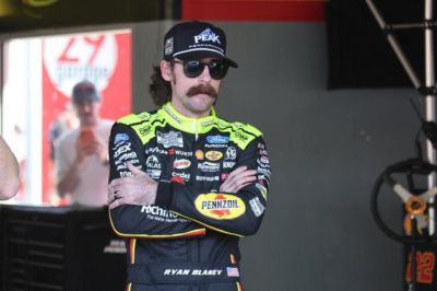2记右勾拳打翻对手，NASCAR车手斗殴遭75000美元重罚