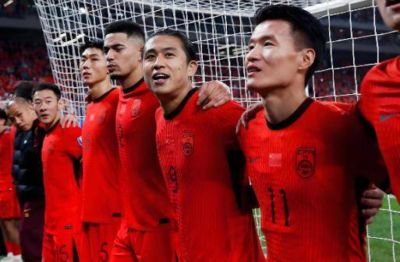 国足主帅邵佳一已做出重要决定，带领中国队离开武汉训练基地，直接去重庆备战国际足球邀请赛。