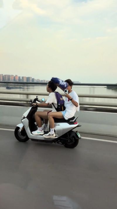 球迷乘着9号电动车紧追偶像示爱！乔治：太疯狂了 至少戴个头盔啊