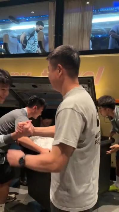 赛后，主教练于根伟在酒店迎接将士凯旋！征途漫漫，再接再厉！