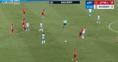 比赛第31分钟，姆本扎报复动作推翻对手被直红罚下，铁人10人作战