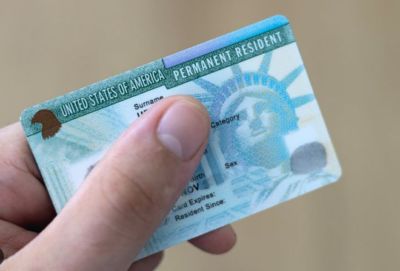 美国一下抓了6名绿卡持有人，都因为做了这件事！有人申请入籍时被翻出8年前旧账