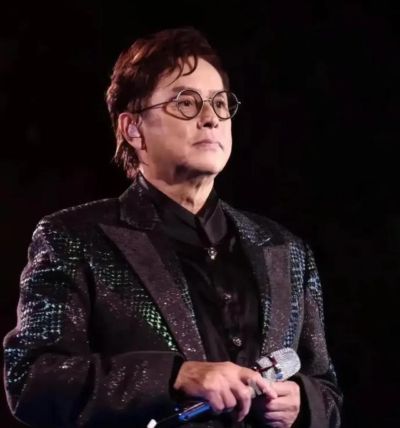 76岁步履蹒跚仍站上红馆开唱，恶评不断，谭咏麟却说只为回馈歌迷