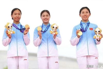 亚运会升旗仪式旗杆太矮！网友：不如校运会 临时借的遮阳伞？